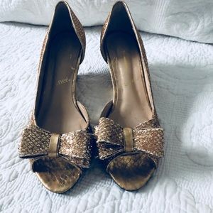 JRenee Blare Gold Heel New Size 6